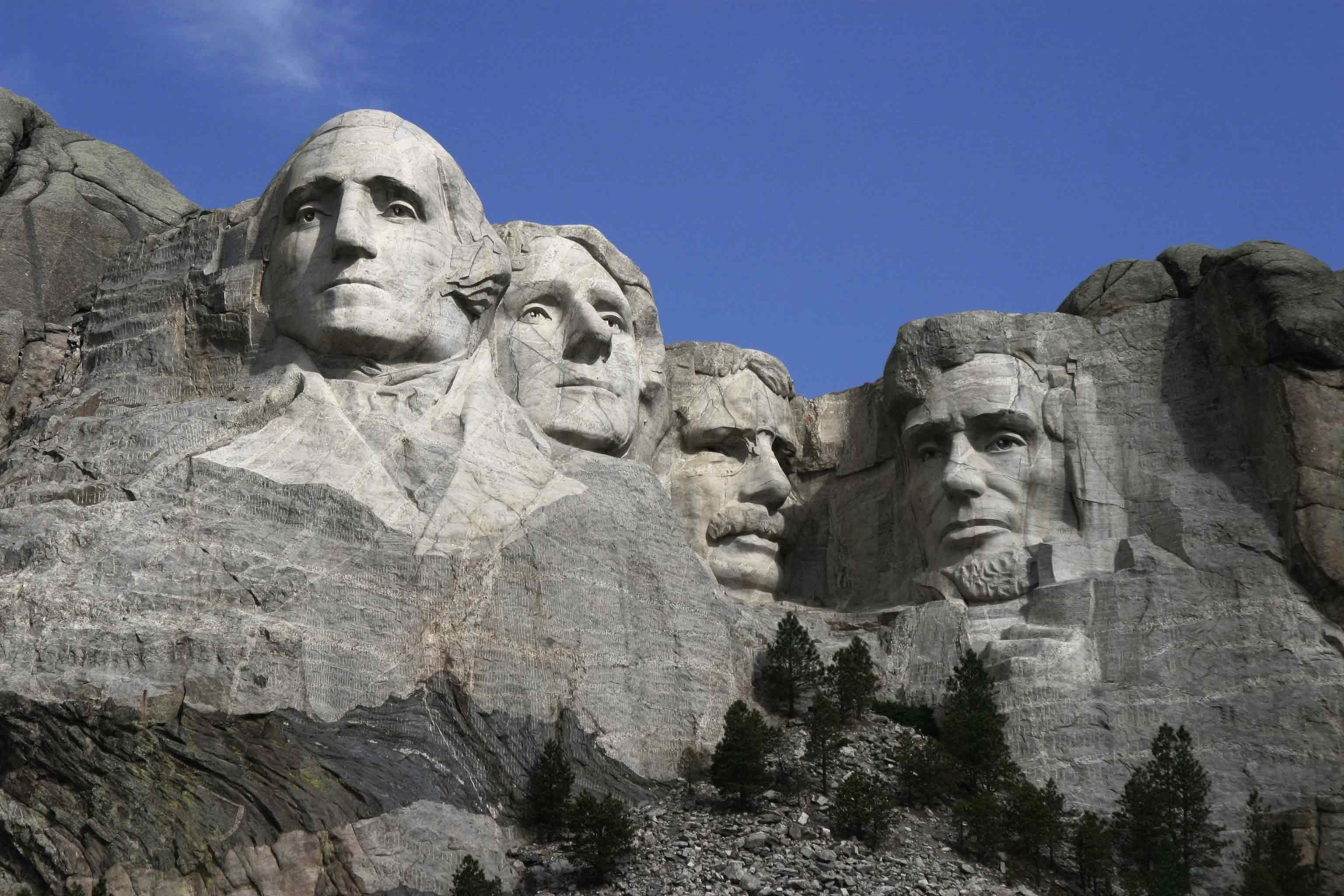 2 statui din granit muntele Rushmore