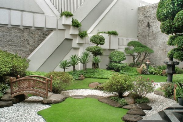 1 Refreshing little garden borrowing heavily from the Japanese motif